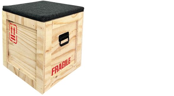 Holzhocker im Transportkisten-Look mit FRAGILE-Aufdruck und Sitzkissen zum Mieten