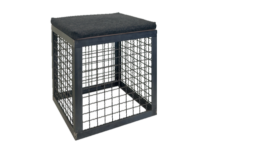Metall-Hocker aus Stahl mit Drahtgitter und schwarzem Sitzkissen zum Mieten